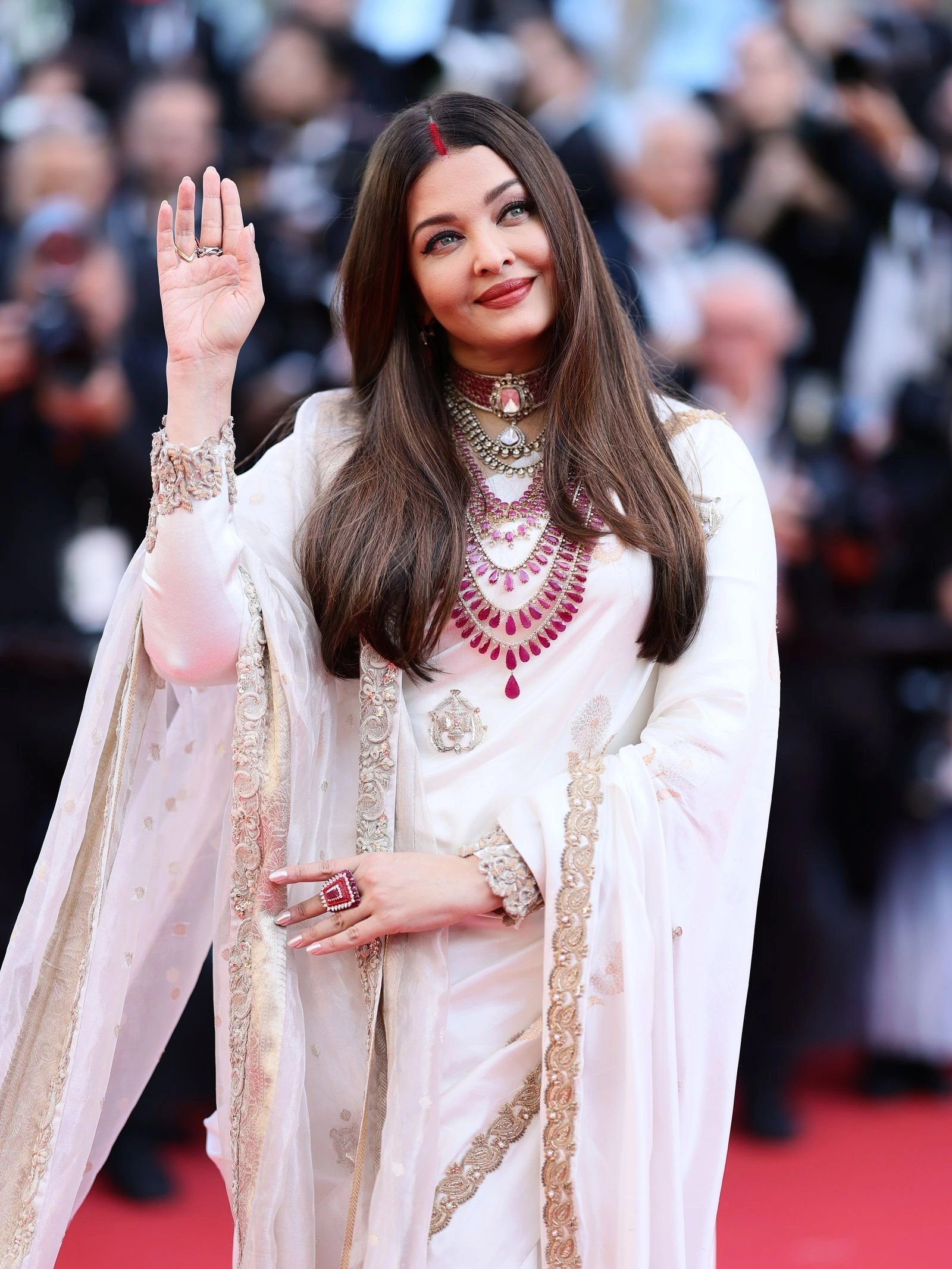 Aishwarya Rai vẫn giữ vững vị thế là một trong những người phụ nữ quyền lực và xinh đẹp nhất thế giới