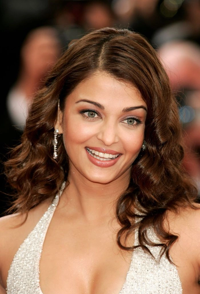 Thần thái cuốn hút và phong cách thanh lịch giúp Aishwarya Rai luôn là tâm điểm tại LHP Cannes