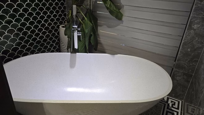 Lựa chọn chất liệu bồn tắm kỹ lưỡng sẽ giúp sản phẩm luôn bền bỉ và giữ được vẻ sáng bóng theo thời gian. Ảnh: Tuấn Đạt
