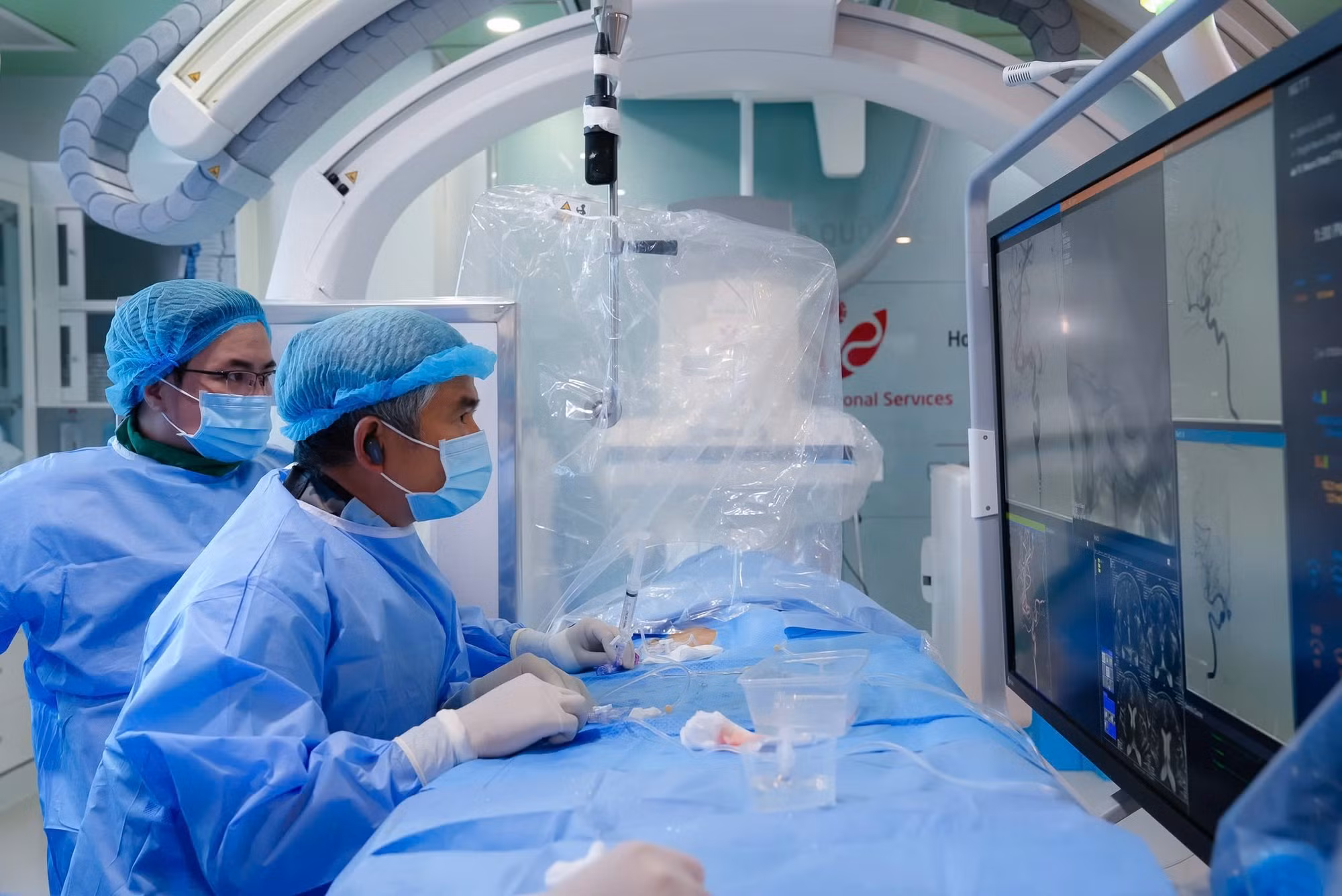 Các bác sĩ Bệnh viện Đa khoa Quốc tế S.I.S Cần Thơ thực hiện can thiệp nội mạch cho người bệnh.