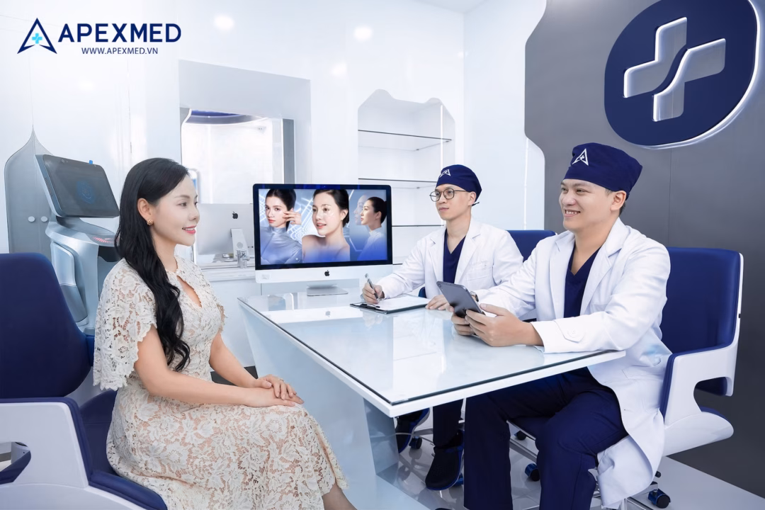 Diễn viên Huyền Trang trong một buổi thăm khám tại thẩm mỹ Apexmed