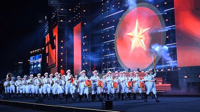 Đoàn quân nhạc diễu hành đầy uy nghiêm tại chương trình "Tự hào là người Việt Nam 2026". Ảnh: HÀ VƯƠNG