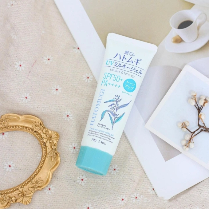 Hatomugi UV Care & Tone Up SPF50+ PA++++: Lựa chọn bình dân, kết cấu nhẹ tênh, cực kỳ phù hợp cho những ngày dạo biển. Giá tham khảo: 100.000 đồng