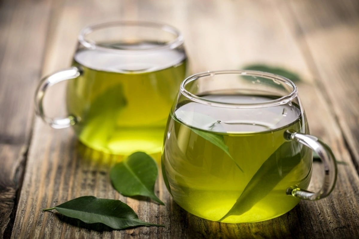Trà xanh chứa nhiều chất chống oxy hóa, giúp tăng cường chuyển hóa chất béo và cải thiện làn da.