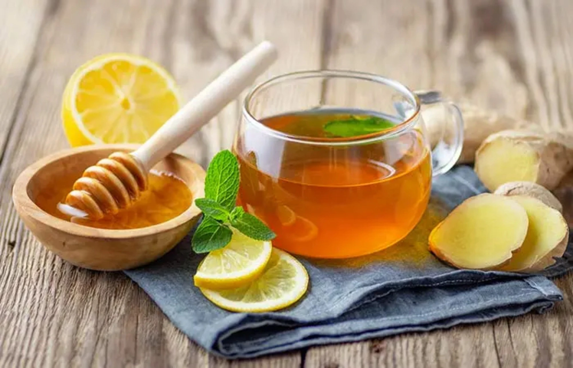 Nước chanh giàu vitamin C, giúp thúc đẩy trao đổi chất và hỗ trợ đốt mỡ hiệu quả khi sử dụng đúng cách.