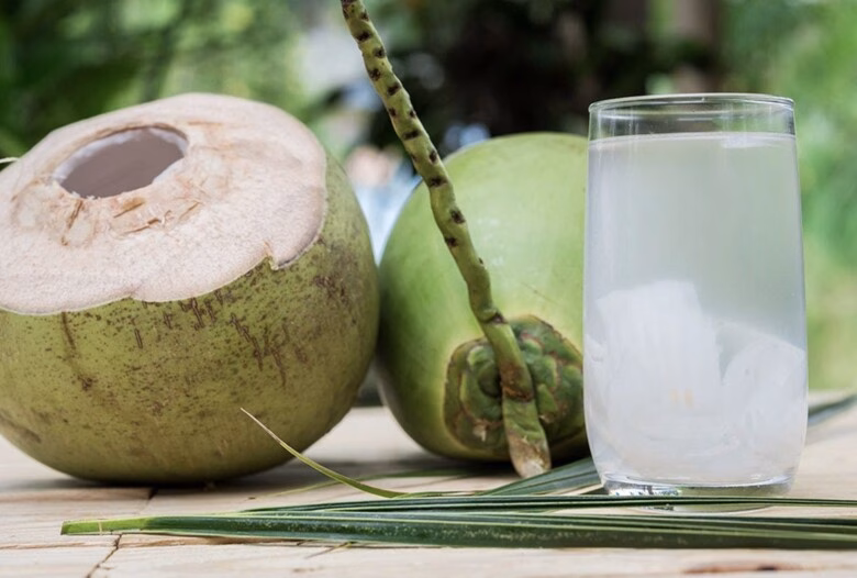 Nước dừa giúp bổ sung điện giải, hỗ trợ thanh lọc và hạn chế tích nước, mang lại vẻ ngoài nhẹ nhàng.