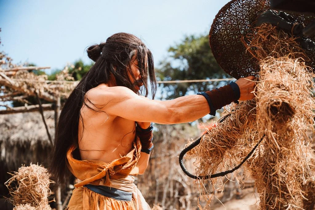 Tôm Hùm không được xây dựng theo cách lý tưởng hóa, điều này tạo nên sự gần gũi với người xem.