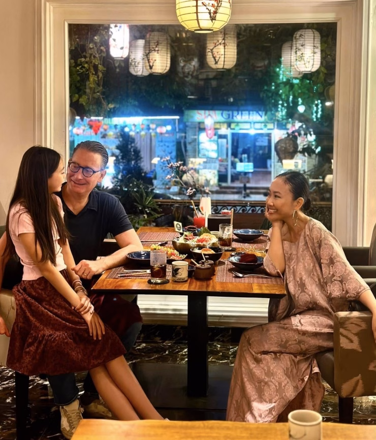 Angela Quỳnh Anh gây ấn tượng với vẻ ngoài xinh xắn và phong thái tự tin bên gia đình.