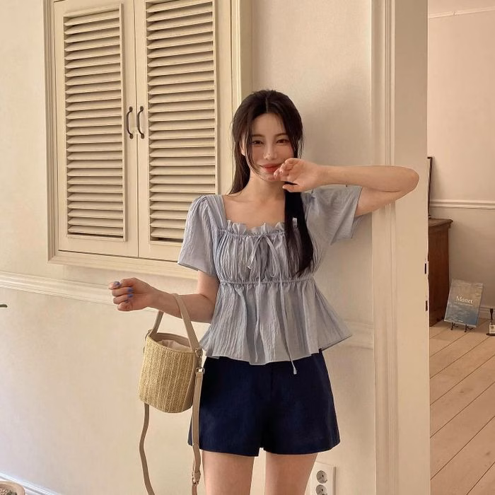 Thiết kế blouse nhấn eo kết hợp cùng chi tiết tay bồng tạo nên vẻ ngoài sang trọng, quý phái.