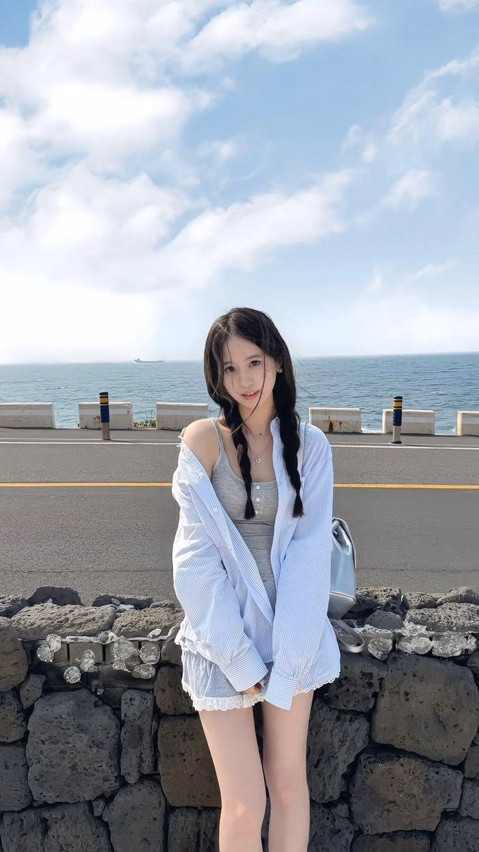 Áo sơ mi oversized linh hoạt khi đi du lịch