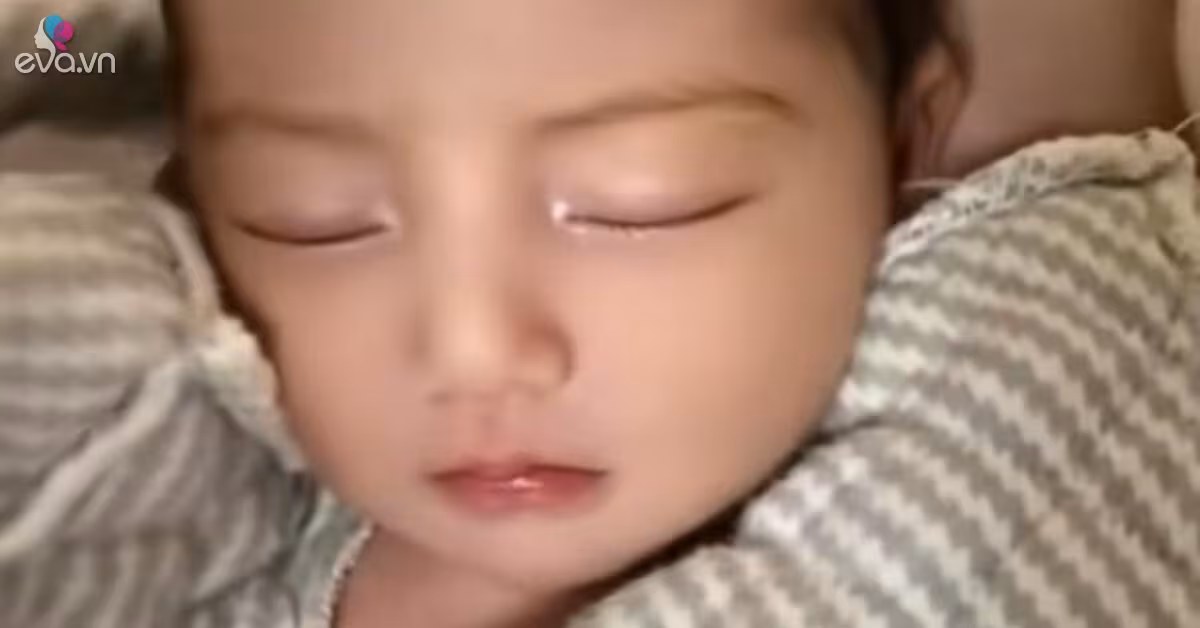 Bé sơ sinh sở hữu gương mặt "tạc tượng" gây bão mạng và bí quyết giữ nét đẹp cho trẻ