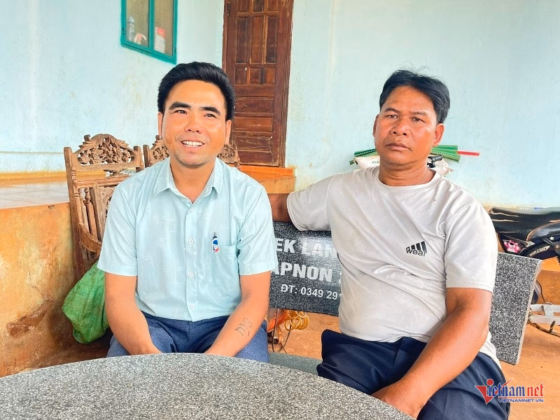 Bí thư Ksor Bíu (bên trái) hồi tưởng về cuộc di cư sinh tử của hàng nghìn người dân Campuchia năm 1975