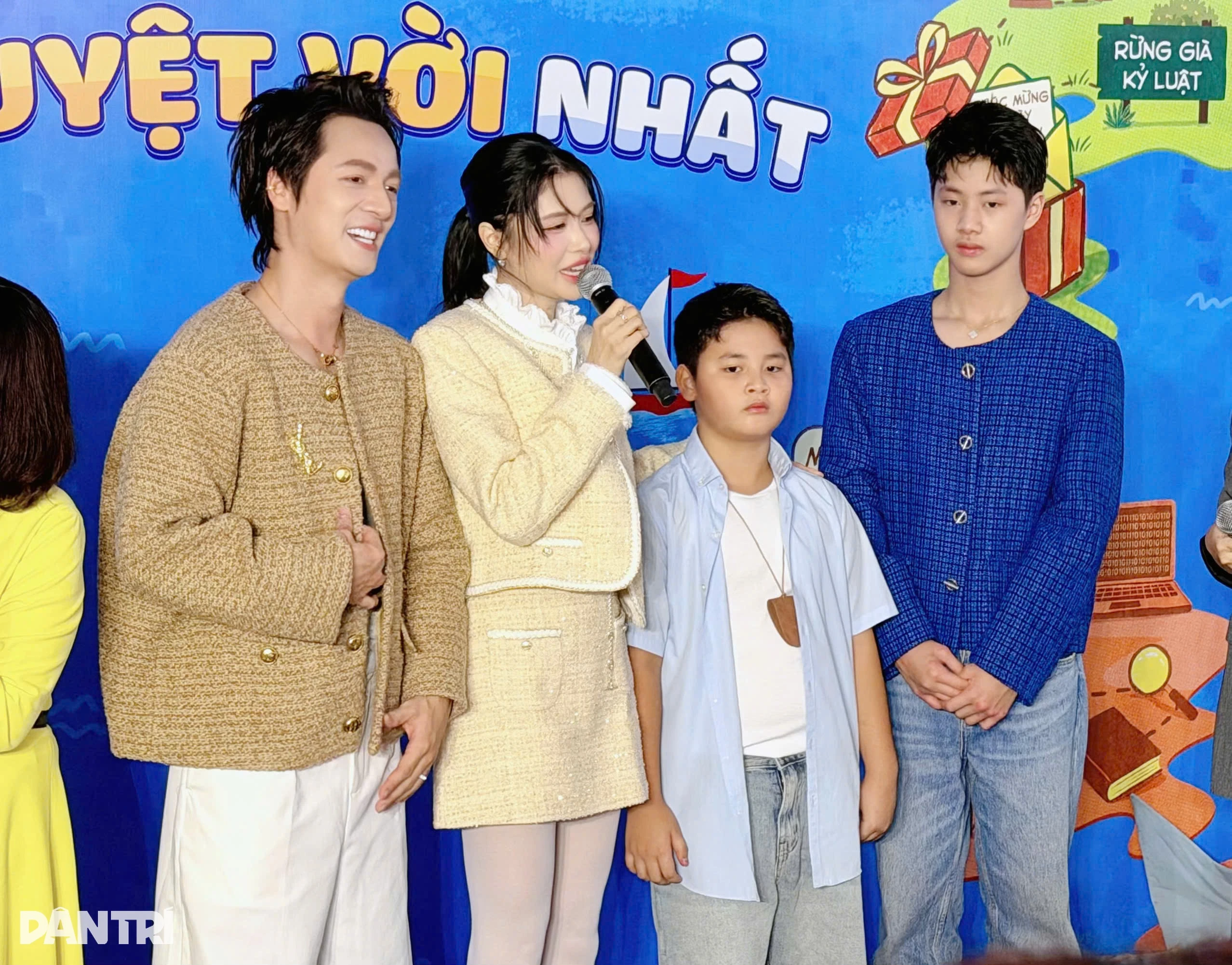 Vợ chồng ca sĩ Đăng Khôi cùng các con và gia đình tạo nên khung cảnh sum vầy đầy cảm động (Ảnh: Bích Phương).