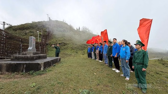 Cán bộ, chiến sĩ Đồn Biên phòng Sơn Vĩ tuyên truyền, giới thiệu về đường biên, cột mốc cho thế hệ trẻ.