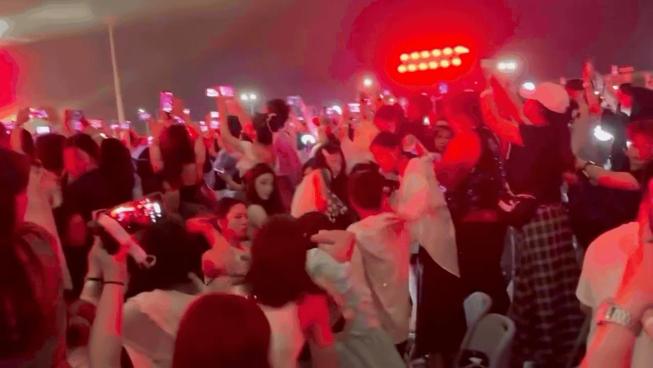 Fan đánh nhau trong lúc G-DRAGON biểu diễn