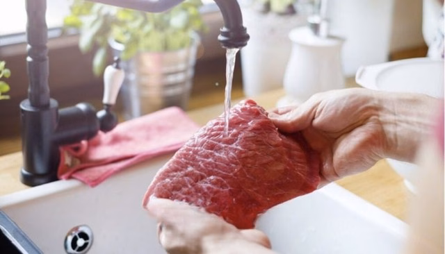 Vi khuẩn từ nhà vệ sinh dễ dàng bám vào điện thoại và gây ô nhiễm chéo sang tay và mặt.