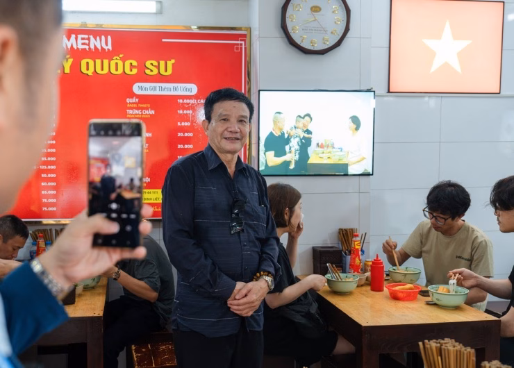 Anh Mathys Mansuy, du khách Pháp, bày tỏ sự thích thú khi trải nghiệm phở tại địa điểm gắn liền với câu chuyện đặc biệt.