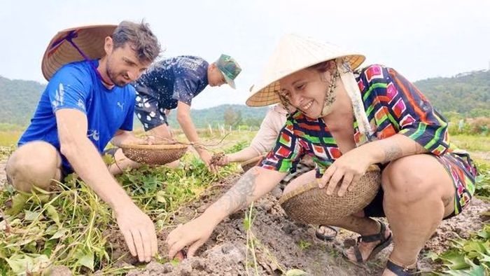 Du khách nước ngoài trải nghiệm du lịch sinh thái tại đặc khu Cô Tô, hòa mình vào nhịp sống thuần hậu của người dân biển.