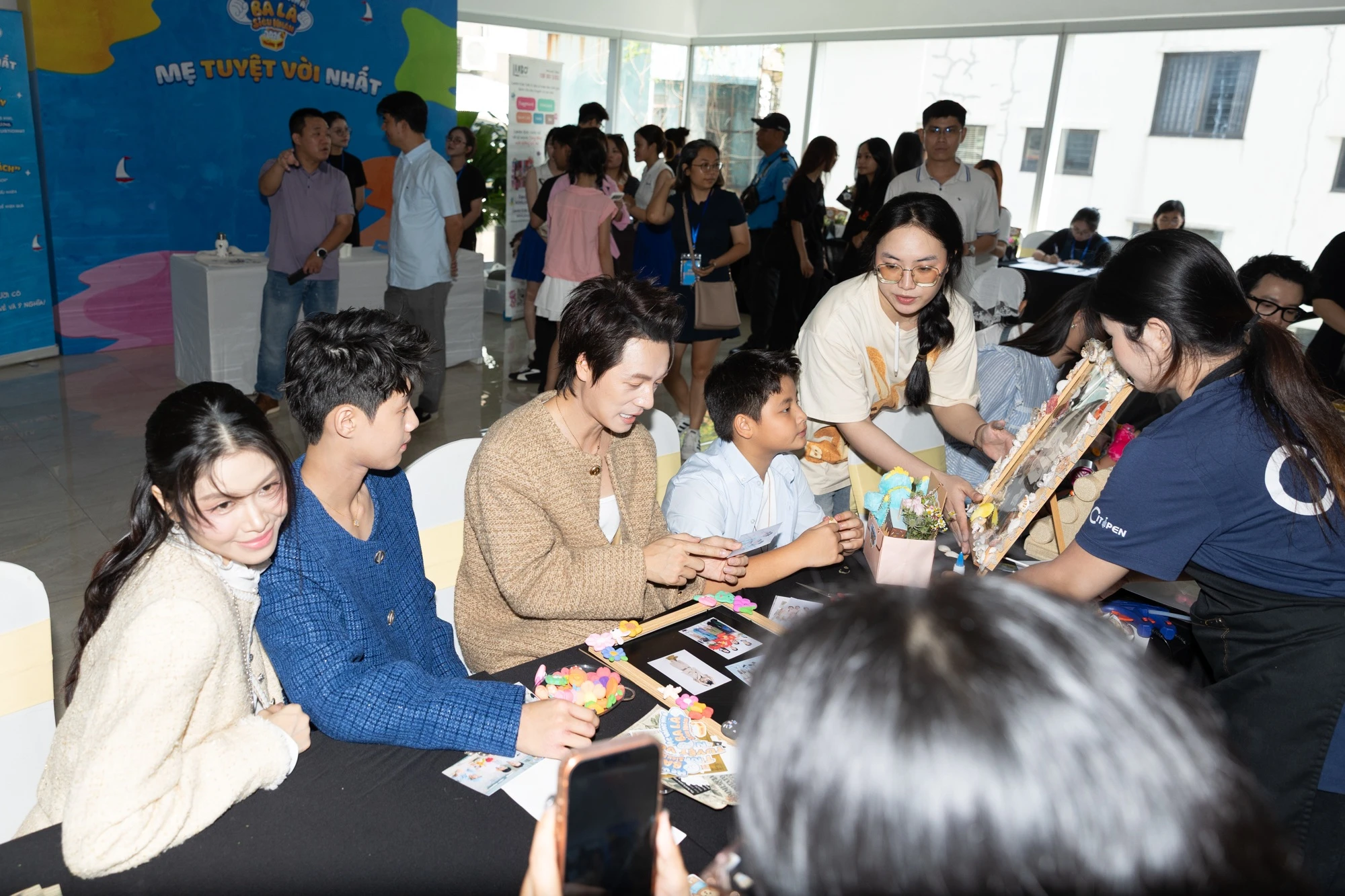 Khoảnh khắc Đăng Khôi cùng các con tự tay làm quà tặng vợ và mẹ, thể hiện sự gắn kết gia đình (Ảnh: Ban tổ chức).