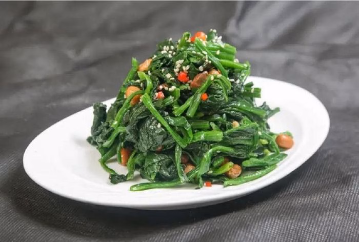 Sử dụng cải bó xôi thường xuyên giúp bổ sung các vi chất quan trọng cho sức khỏe.