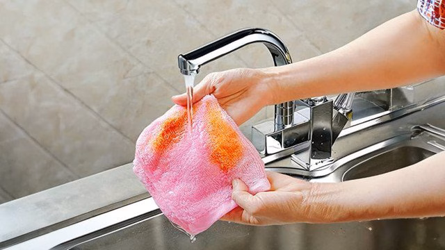 Đậy nắp bồn cầu là cách ngăn chặn vi khuẩn phát tán vào không khí và bám vào đồ dùng cá nhân.