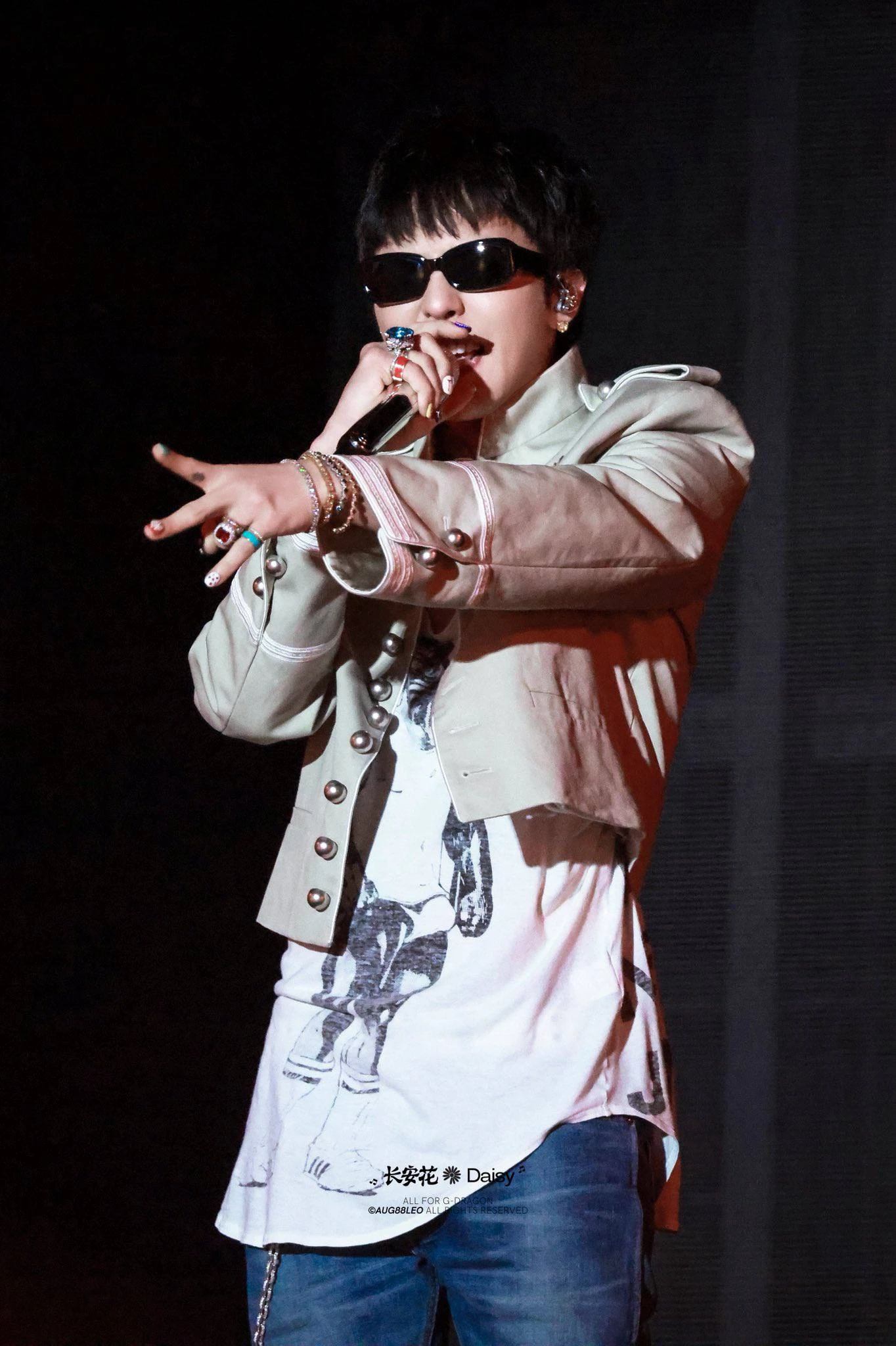 Hình ảnh chi tiết trang phục của G-DRAGON