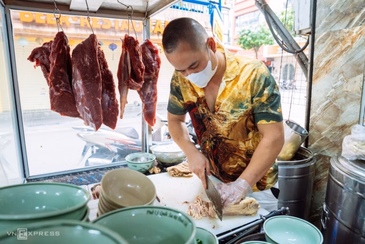 Do lượng khách tăng đột biến, việc xếp hàng chờ bàn đã trở thành hình ảnh quen thuộc tại đây.