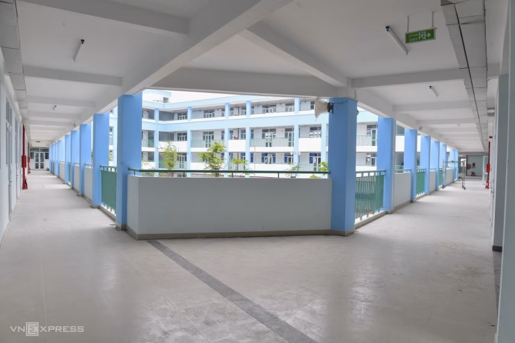 Hệ thống hành lang thông thoáng, kết nối linh hoạt các khu vực chức năng trong trường.