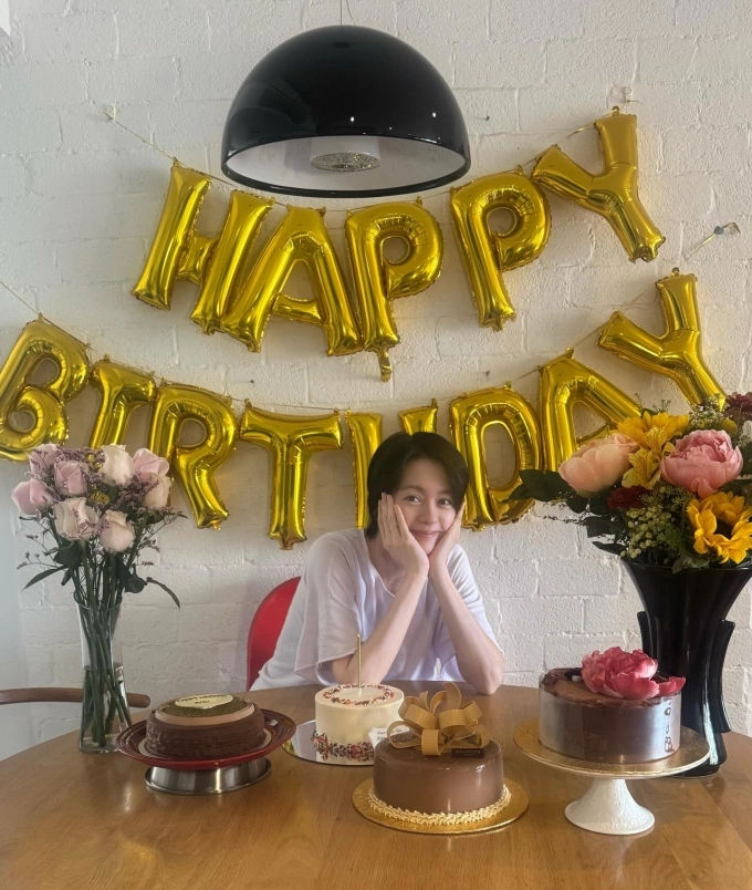 Lương Vịnh Kỳ sở hữu làn da tươi tắn và thần thái cuốn hút dù đã bước sang tuổi ngũ tuần.