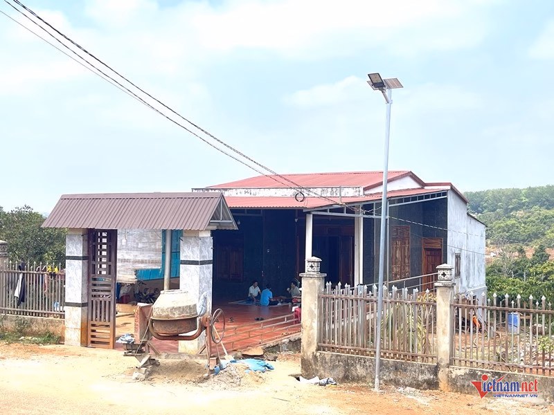 Ngôi nhà khang trang của anh Rơ Mah Thúy là thành quả của nhiều năm tích lũy từ nông sản