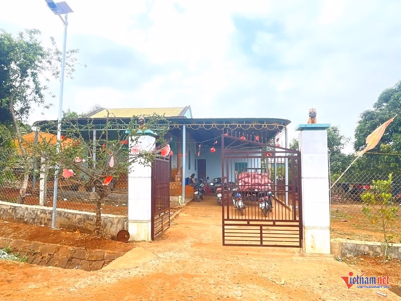 Nhờ tư duy dám thay đổi và sự cần cù, ông Rơ Châm Nek đã xây dựng được ngôi nhà kiên cố vào năm 2012