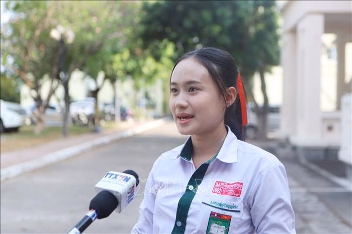 Namthip Keovongphet, học sinh trường song ngữ Lào-Việt Nam Nguyễn Du, là minh chứng cho niềm đam mê ngôn ngữ Việt.
