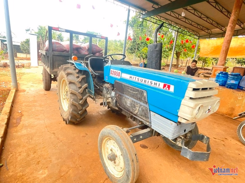 Ông Nek là người tiên phong trong làng áp dụng cơ giới hóa khi đầu tư máy cày và rơ-moóc vận chuyển nông sản