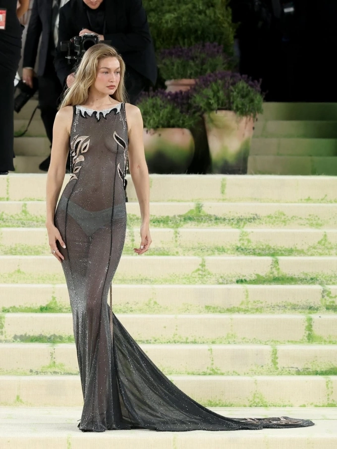 Tham dự Met Gala 2026 với chủ đề 'Nghệ thuật Trang phục' tại Bảo tàng Nghệ thuật Metropolitan, Gigi Hadid gây ấn tượng với phong cách táo bạo, vóc dáng săn chắc và thần thái tự tin đặc trưng. Ảnh: holausa