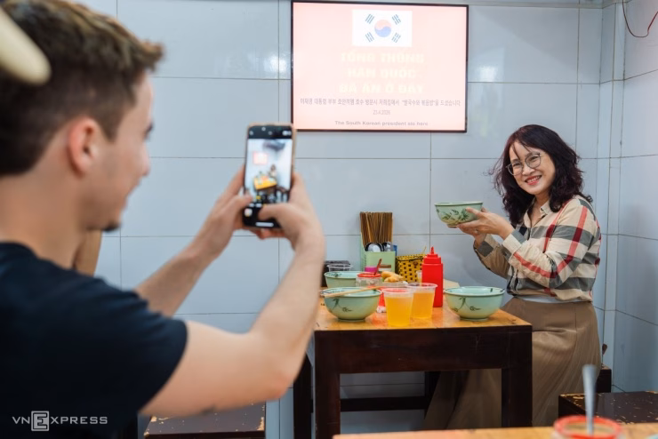 Không khí nhộn nhịp tại quán phở trên phố Đinh Liệt khi thực khách chờ đợi đến lượt ngồi vào chiếc bàn đặc biệt.