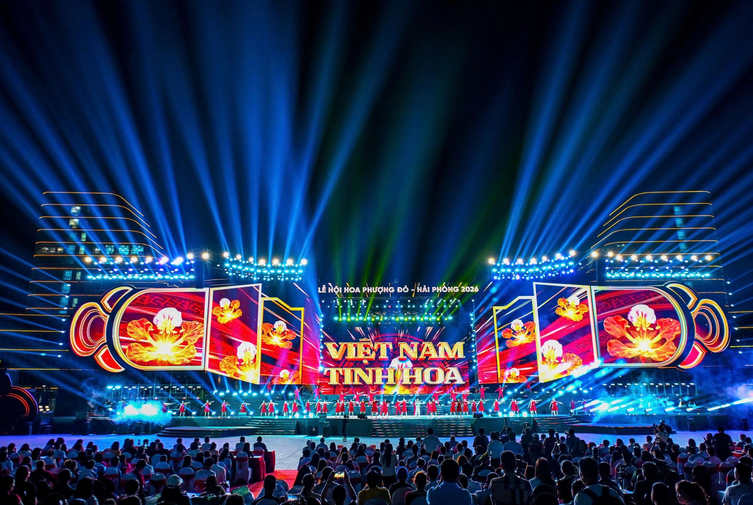 Công tác chuẩn bị kỹ lưỡng trong buổi tổng duyệt cho thấy quy mô hoành tráng của đêm khai mạc Lễ hội Hoa Phượng Đỏ 2026 (Ảnh: Đ.X.).