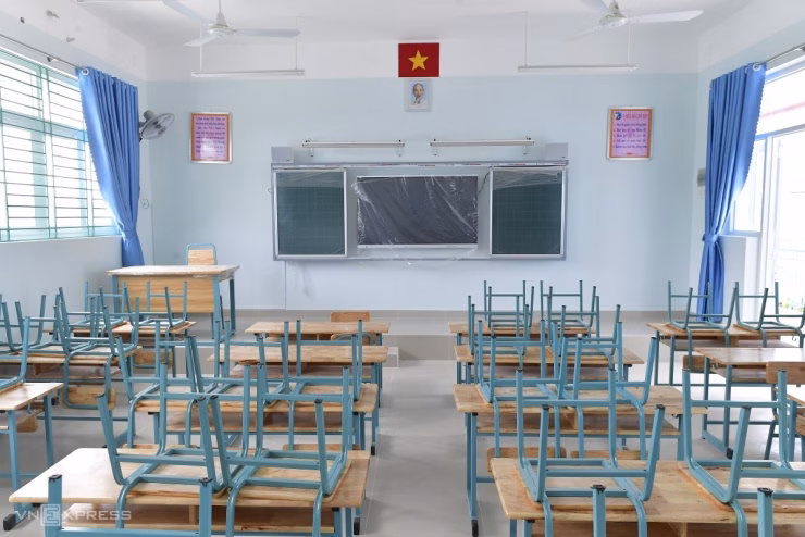 Phòng học được trang bị đầy đủ thiết bị hiện đại, sẵn sàng cho năm học mới.