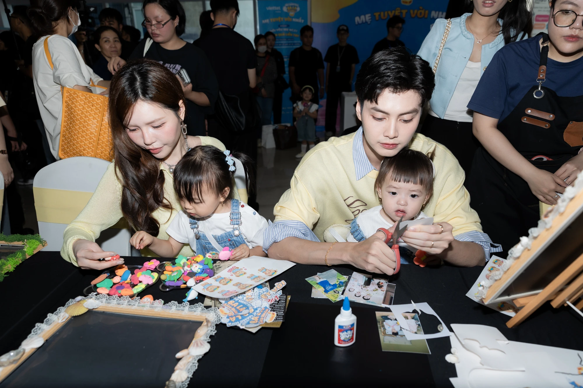 Sự tận tâm của Tuấn Dương trong việc chăm sóc con cái nhận được nhiều lời khen ngợi từ cộng đồng mạng. Ảnh: NSX