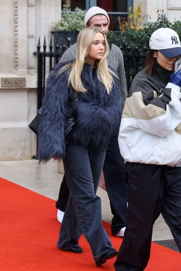 Sự đồng điệu trong gu thời trang giữa Harper và Victoria Beckham tạo nên hình ảnh một gia đình thời thượng.